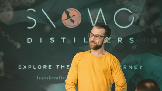 Mann spricht vor dem SNOWO Distillers Hintergrund und erklärt Gin, Herstellung und Geschmack im Rahmen eines Gin Tastings