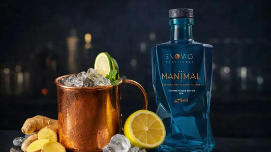 Gin Mule mit MANIMAL Gin, Ginger Beer, Limette und Ingwer im Kupferbecher