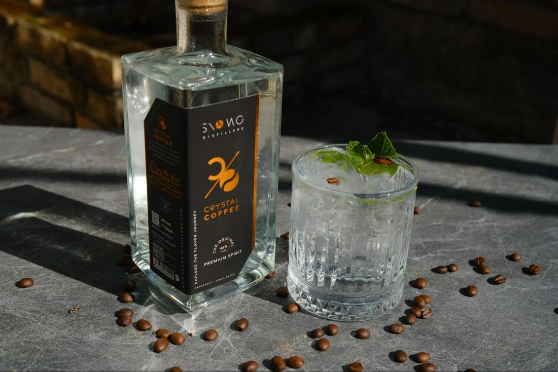 Erfrischendes Ostergetränk aus Kaffee mit Gin, Tonic Water, Eis und Minze neben einer Crystal Coffee Flasche