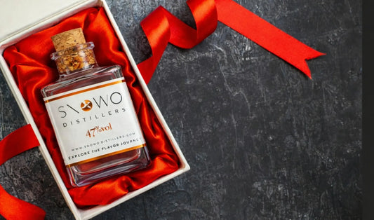 Snowo Distillers Gin Flasche in hochwertiger Geschenkbox mit rotem Satin und Schleife