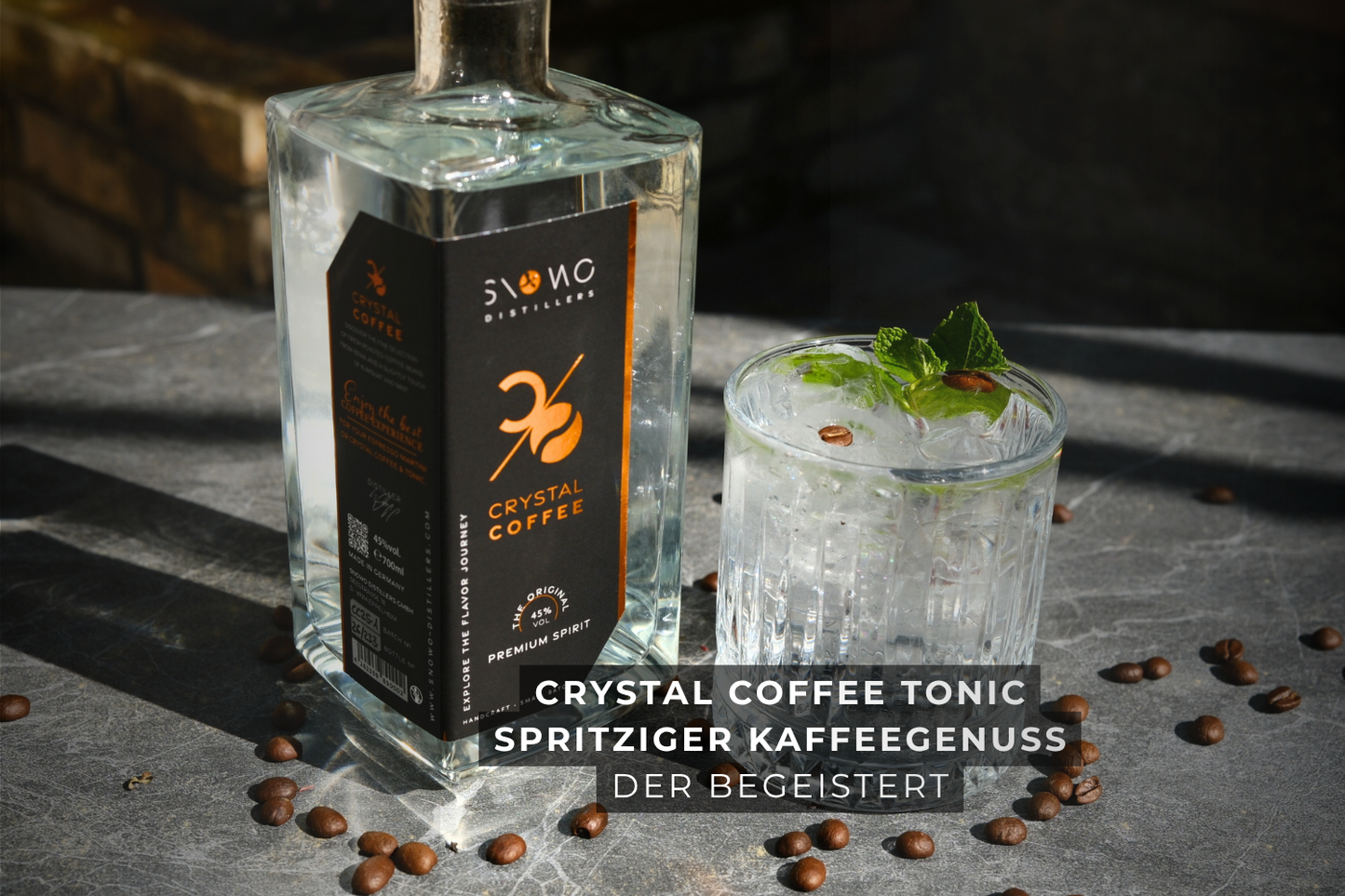 Crystal Coffee Tonic Cocktail mit SNOWO Kaffeegeist, Eis, Minze und Kaffeebohnen – spritziger Longdrink mit feinem Kaffeearoma