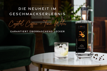 Crystal Coffee, der edle Kaffeeschnaps auf einem Tisch mit einem eleganten Drink