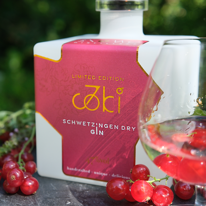 Joki Gin Limited Edition 47% Flasche mit roten Johannisbeeren und Gin-Glas – Schwezingen Dry Gin in Premium