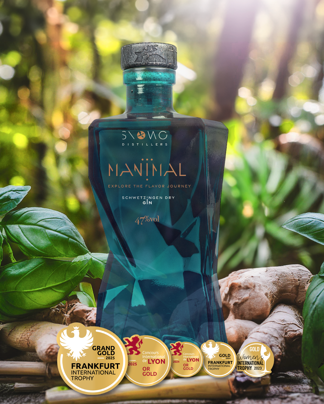 MANINAL Dry Gin 47% von SNOWO Distillers mit Auszeichnungen – Premium Gin Flasche im natürlichen Umfeld mit Botanicals