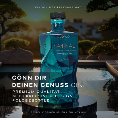 Manimal Gin 47% von SNOWO Distillers am Pool bei Sonnenuntergang – Premium Design Gin mit exklusiver Globe Bottle