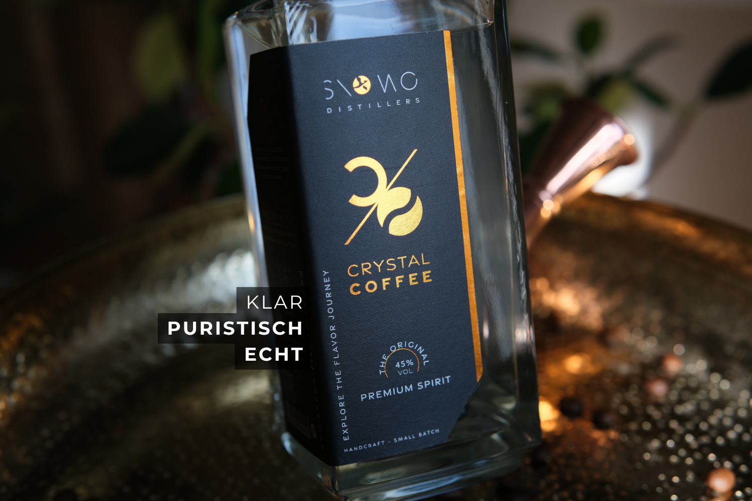 SNOWO Crystal Coffee Kaffeegeist in Nahaufnahme – klare Premium-Spirituose mit minimalistischem Design und edlem Etikett