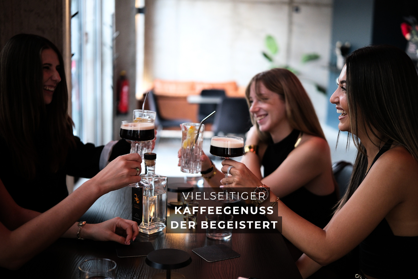 Freunde genießen Cocktails mit SNOWO Crystal Coffee Kaffeegeist in stilvoller Bar-Atmosphäre – vielseitiger Genussmoment