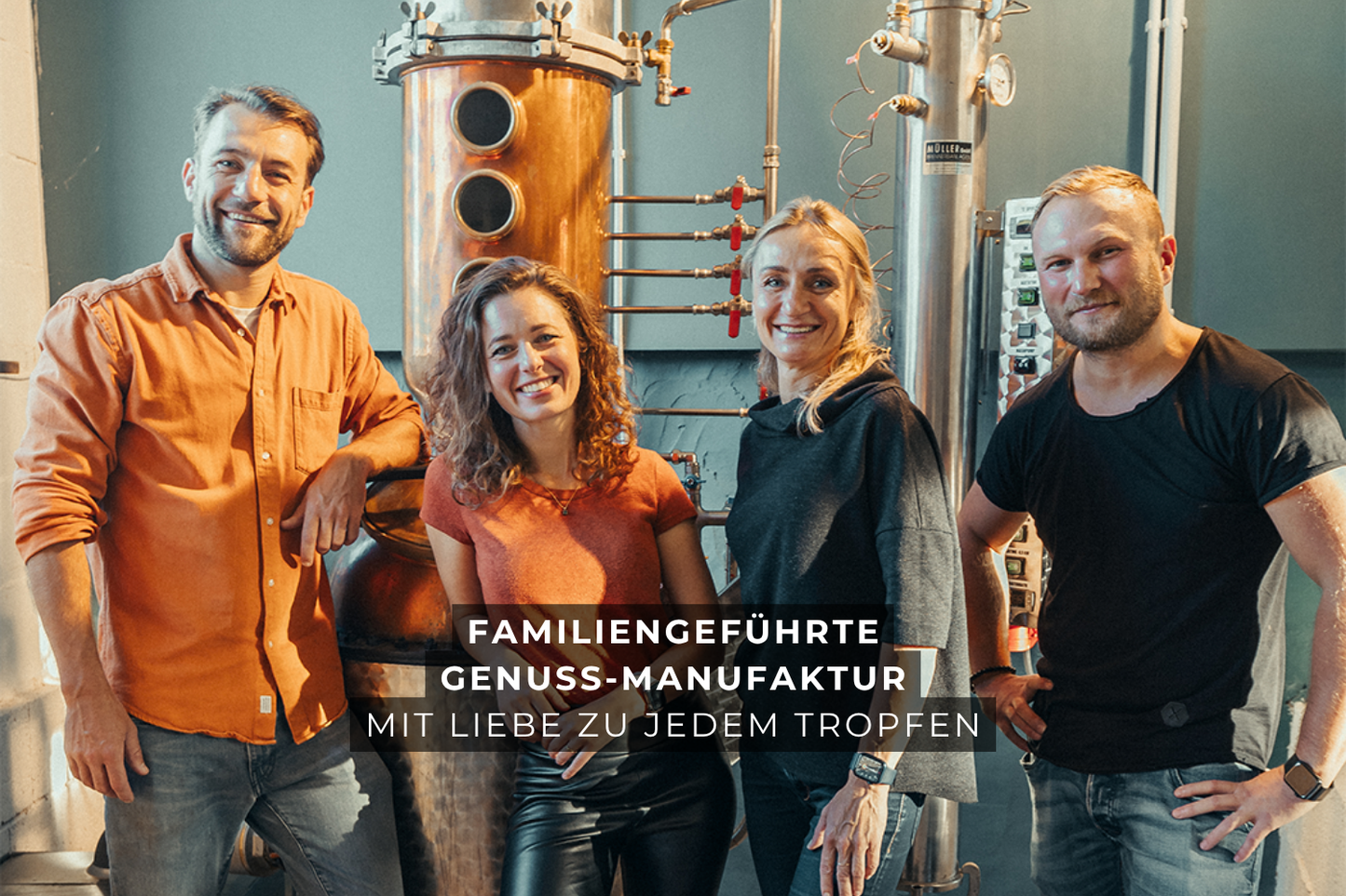 Team von SNOWO Distillers in der Manufaktur neben Kupferbrennblase – familiengeführte Produktion von hochwertigem Kaffeegeist