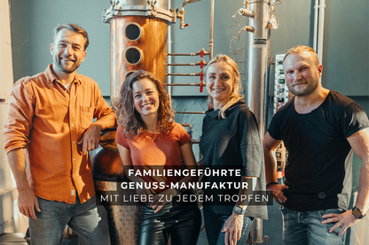 Team von SNOWO Distillers in der Manufaktur neben Kupferbrennblase – familiengeführte Produktion von hochwertigem Kaffeegeist