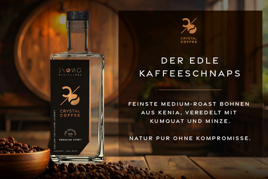 Flasche Crystal Coffee Kaffeeschnaps von SNOWO Distillers vor Bar-Szene mit Kaffeebohnen